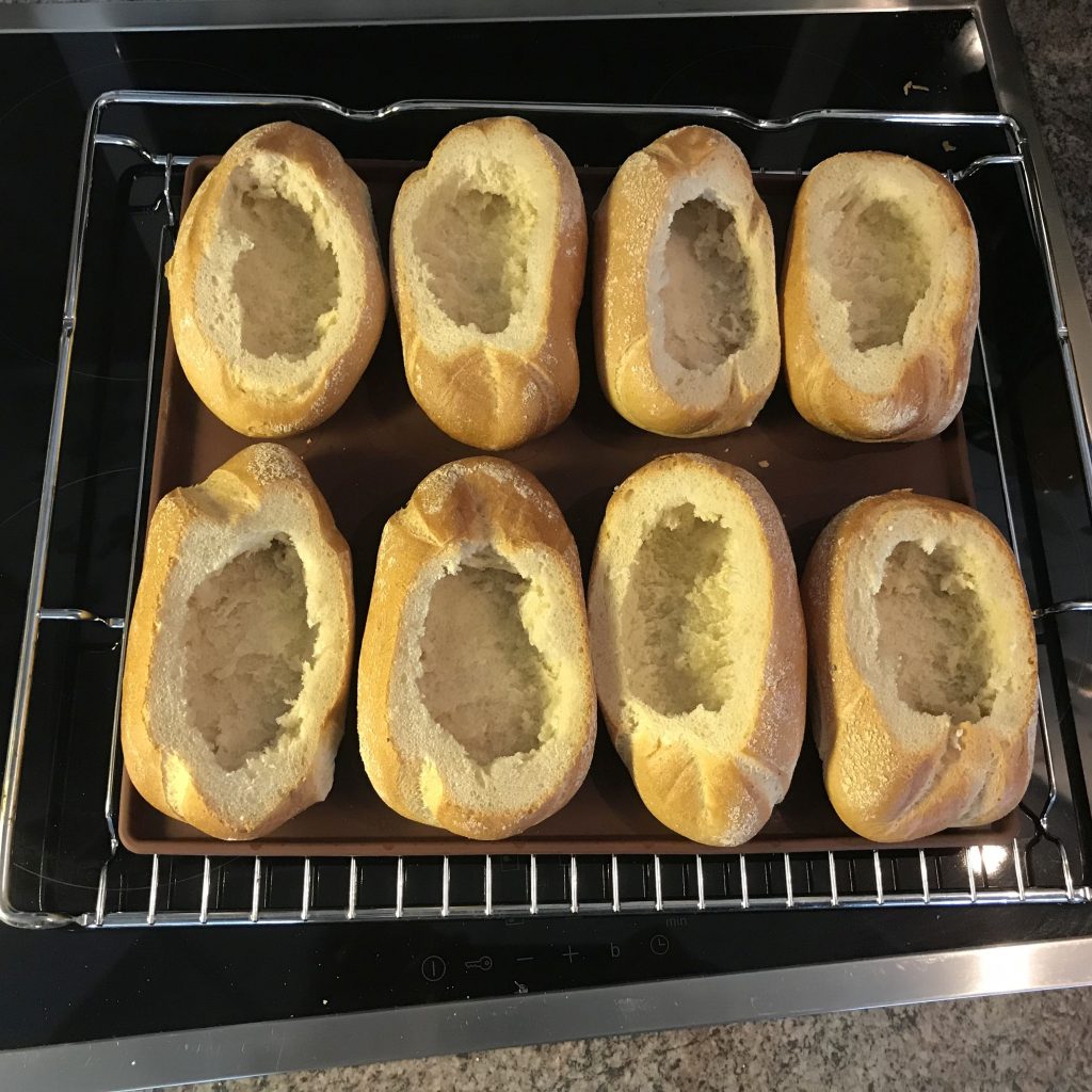 Gefüllte Brötchen mit Bratwurst, Ei und Käse - Achims Garten zum Essen