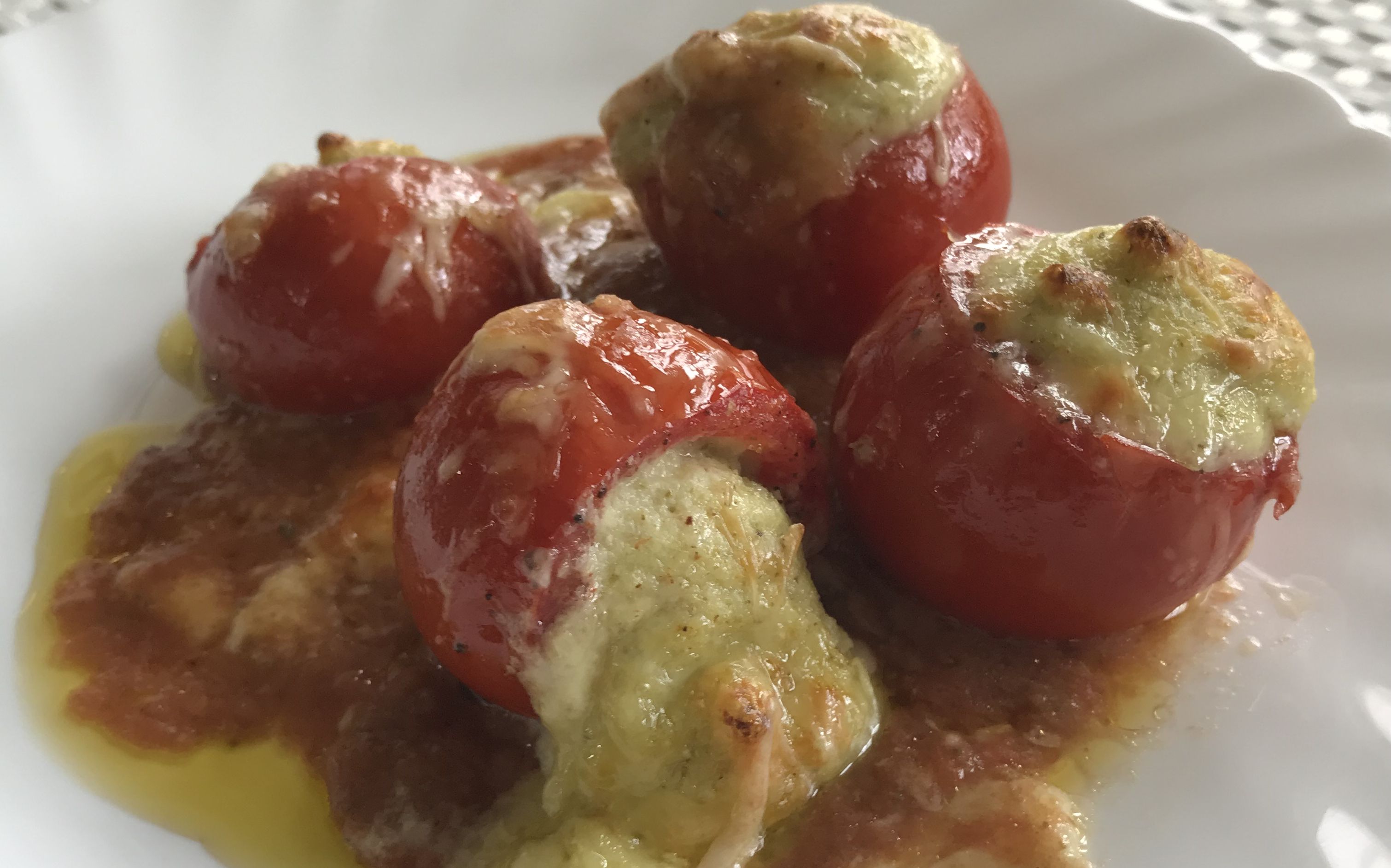 Gefüllte Tomaten mit Pesto-Gries - Achims Garten zum Essen