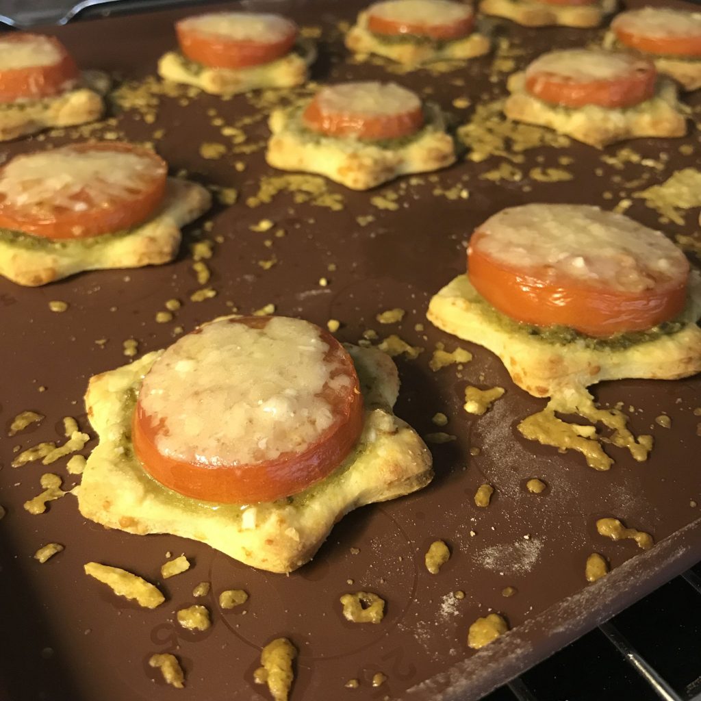 Pesto-Parmesan-Kekse mit Tomaten - Achims Garten zum Essen